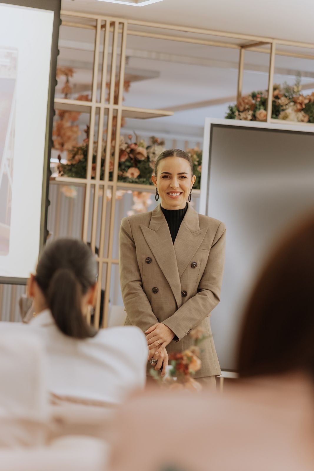 Mayara Sansana em sala com empresárias